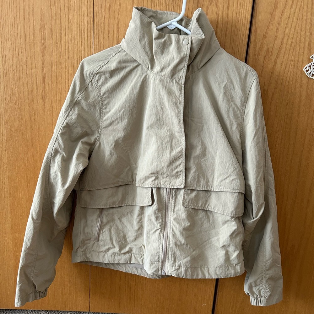 Lululemon jacket. Hood included. Pockets. Like new, stylish, comfortable